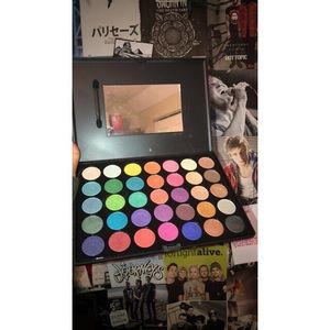 Crown Rainbow Makeup Palette